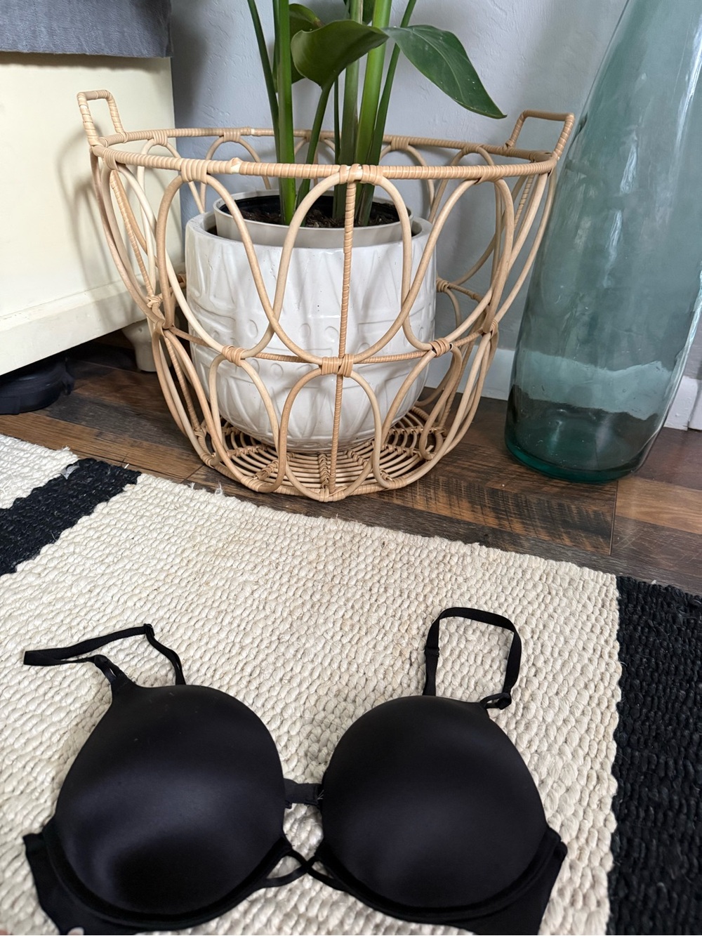 Very Victorias Secret 34B Padded Bra Solid Black Underwire Plunge